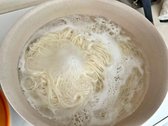 국수를 삶는 것이 첫 단계입니다. 팔팔 끓는 물에 소면 180g을 넣고 삶습니다. 아이들은 양이 적으니 100g 정도로 조절합니다.