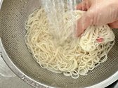 체에 쏟아붓고 찬물로 비벼 헹궈줍니다.