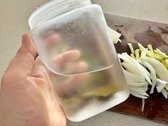 멸치육수를 내어도 좋지만, 오늘은 냉침으로 담근 다시마육수를 사용합니다. 생수에 다시마를 넣고 냉장고에 두면 맛있는 육수가 됩니다.