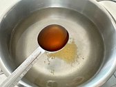 냉침으로 만든 다시마육수 7컵에 다진 마늘 1T, 국간장 1T, 참치액 1T를 넣습니다. 후춧가루도 넣어주세요.