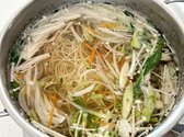 삶아둔 소면을 넣고 한소끔 더 끓여줍니다. 이때 간을 보아 부족하면 소금으로 맞춰주세요.