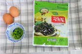 간장비빔면에 조미김이나 김자반을 추가하면 고소함이 더해집니다. 대파 또는 청양고추도 조금 준비하면 더 맛있어 보여요. 계란은 노른자만 사용해요.