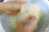 차가운 물을 준비하고 면을 3~4번 씻어 전분을 제거합니다. 물기를 잘 털어주세요.