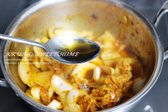 묵은지가 어느 정도 익으면 양파 반 개를 채 썰어 넣고 함께 볶습니다. 신맛이 강하면 설탕을 살짝 넣고, 감칠맛을 위해 액젓을 아주 소량 넣습니다.