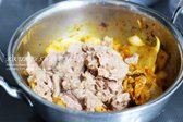 준비해 둔 참치를 넣고 볶아진 김치와 양파에 골고루 섞어줍니다.