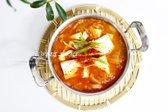 두부를 큼직하게 썰어 올리고 어슷썬 대파와 고춧가루를 뿌리면 참치 김치찌개가 완성됩니다.
