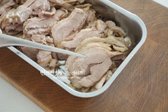 훈제오리고기는 염지 숙성 후 훈연된 상태로 바로 조리 가능하며, 기름만 가볍게 제거하면 됩니다.