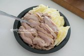 재료 준비 후 찜기 위에 배추를 깔고 훈제오리를 올려 촉촉하게 쪄주세요. 배추 위에 오리고기를 올리면 맛이 스며들어 풍미가 더 좋습니다.​