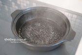 냄비에 물을 넣고 끓이며, 냄비 크기에 맞춰 물이 찜기 위로 넘치지 않을 정도로 조절합니다.