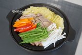 ​​부추, 팽이버섯, 파프리카를 올린 뒤 뚜껑을 덮고 2분 더 쪄줍니다. 재료를 따로 찌면 아삭하고 향긋한 식감을 즐길 수 있습니다.
-​​--
조리하기