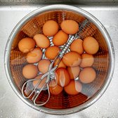 삶은 즉시 찬물에 옮겨 담고, 물이 따뜻해지면 갈아주어 열기가 빠지도록 합니다.