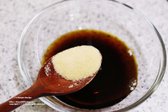 진간장 2스푼, 맛술 2스푼, 설탕 반 스푼을 섞어 소스를 만들고, 잡내를 없애기 위해 건어물은 한 번 헹구어 사용합니다.