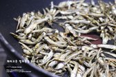 중멸을 사용하거나 대멸은 머리와 내장을 제거해 쓴맛을 줄이며, 기름에 볶아 비린내를 제거합니다.