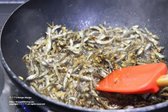 노릇하게 구워진 멸치에 간장물을 부어 중강불에서 조리하며 간이 잘 배도록 합니다.