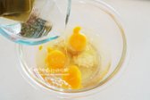뜨거운 다시마육수 120ml를 넣습니다. 달걀 1개당 물을 약 50~60ml로 맞추는데, 순두부에서 물이 나오므로 약간 적게 잡아요. 양념재료가 뭉치지 않도록 곱게 섞어 풀어줍니다.