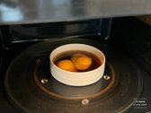 간장 소스에 담은 계란을 그대로 전자레인지에 넣고 1분 40초간 돌려주세요. 전자레인지 성능에 따라 다를 수 있지만, 총 2분 30초 정도 돌리면 반숙 프라이처럼 익어요.