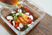 고추와 양파는 큼직하게 썰고 레몬은 슬라이스한 뒤, 밀폐용기에 연어와 채소를 담고 식힌 소스를 부어줍니다.