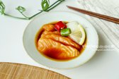 냉장고에서 5~6시간 숙성하면 완성! 숙성 연어와 양파, 무순, 와사비를 곁들여 덮밥으로 즐겨도 좋아요. 2~3일 이내로 드시는 게 가장 맛있습니다.