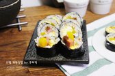 스팸 계란김밥은 주말에 아이들에게 인기 있는 간단한 메뉴로, 프레스햄과 달걀 조합이 훌륭합니다.