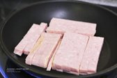 단무지와 우엉조림은 물에 헹궈 짠맛을 제거한 후 물기를 빼고 준비합니다.