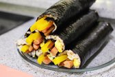 김밥을 탄탄하게 말고 끝부분에 물을 발라 고정합니다. 썰기 전에 참기름을 바르면 맛이 더해집니다.