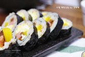 적당한 두께로 썰어내면 라면과 잘 어울리는 김밥이 완성됩니다. 국물라면과 함께 먹으면 더욱 좋습니다.