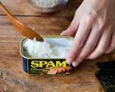 밥을 스팸 캔에 넣어 모양을 잡아주거나 손으로 스팸 크기에 맞게 눌러줍니다.