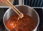 토마토소스에 앤초비를 넣어 뭉근히 끓인다.