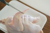 기름기가 많은 꽁지, 목 주변 지방을 제거하여 주고 날개 끝부분도 가위로 잘라내 줍니다.