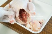 안쪽 뼈에 붙은 내장도 제거해 줍니다. 흐르는 물에 몸통 안쪽까지 씻은 뒤 물기를 제거해 줍니다.