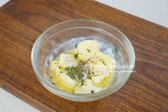 실온 상태의 무염버터 60g, 소금 1 작은 술, 후추 약간, 타임 잎 부분, 파슬리 가루 약간을 같이 넣어 섞어줍니다.