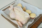 조리용 실로 닭 다리를 묶어 고정시켜 줍니다. 감자와 고구마도 남은 소스를 발라 같이 에어프라이어 바스켓에 담아줍니다.