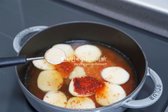 고춧가루 1큰술 듬뿍, 고추장 1½ 큰 술, 진간장 1 큰 술, 다진 마늘 1 큰 술, 설탕 1 작은 술을 넣어 줍니다. 끓어오르면 감자가 반 이상 익을 정도로 5분 정도 끓여줍니다.