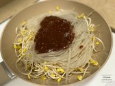 불린 당면을 콩나물 위에 올리고, 준비한 양념장을 모두 부어줍니다.