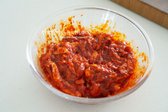 양념에 손질한 오리고기를 넣고 조물조물 주물러 간이 잘 배도록 준비합니다.