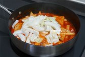 바글바글 끓어오르면 양배추와 양파를 넣어줍니다.