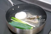 냄비에 물 800ml를 붓고 다시팩과, 무 한 조각, 대파를 넣고, 20분 정도 끓여줍니다.