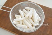 떡볶이 떡은 쌀떡, 밀떡 중 취향에 맞게 준비하고 치즈 떡도 좋습니다. 물에 가볍게 헹구어 물기를 제거해 주세요.
