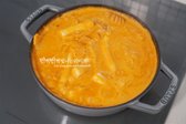 떡볶이떡과 어묵을 넣고 끓인 뒤 걸쭉한 농도로 맞춥니다. 마지막으로 청양고추를 넣어 마무리합니다.