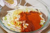 볼에 무채와 대파를 넣어줍니다. 황설탕 2 큰 술, 식초 1/4컵, 고운 고춧가루 1/4컵, 간 마늘 1 큰 술, 깨소금 1 큰 술, 액젓 1/3컵, 간 생각 약간을 넣줍니다. 액젓과 꽃소금은 간을 보아가며 조절하여 넣어줍니다.