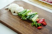 양파와 대파는 큼직하게 썰고, 고추는 어슷썰기로 준비합니다. 매운맛을 원하면 청양고추를 추가해도 좋습니다.