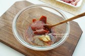 고추장불고기 양념은 고추장 2 큰 술, 고춧가루 3 큰 술, 진간장 2 큰 술, 황설탕 1 큰 술, 꿀 1 큰 술, 다진 마늘 1 큰 술, 맛술 2 큰 술, 생강술 2 큰 술, 참기름 1 큰 술, 후추 약간을 섞어 만듭니다.
