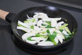 팬에 식용유를 약간 두르고 대파를 먼저 볶아 향을 냅니다. 대파 향이 올라오면 양파를 추가해 함께 볶아줍니다.