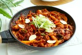 파채, 마늘, 쌈 야채와 함께 내놓으면 푸짐한 한상이 완성됩니다. 매콤하고 감칠맛 나는 고추장 양념과 쫄깃한 고기의 식감이 어우러져 밥도둑으로 제격입니다.