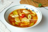 쫄깃한 수제비와 얼큰한 국물이 어우러진 김치수제비가 완성됩니다. 칼칼하고 시원한 맛이 일품입니다.