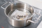 냄비에 물 1.2L, 다시팩, 무 한 조각, 대파 1/2대를 넣고 20분 우려줍니다. 멸치 12마리와 다시마를 사용해도 좋습니다.
