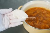 숙성된 반죽을 꺼내어 얇게 펼쳐 한입 크기로 얇게 뜯어 넣습니다.