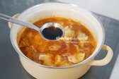 서로 붙지 않도록 저어가며 끓입니다. 고춧가루 1큰술, 국간장 1½큰술, 참치액 1큰술, 다진 마늘 2/3큰술로 간을 맞춥니다.