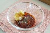 ​전골냄비에 재료를 빙 둘러 담아주세요. 이 때 얇게 썬 소고기를 넣으면 끓일수록 구수한 맛이 깊어집니다.