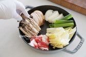 ​​가운데에 만두를 올리고 쑥갓 약간, 양념다대기, 고추를 올려 완성합니다. 
​